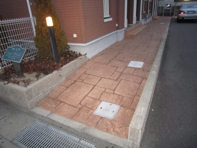 物件外観写真3　(エントランス部分)