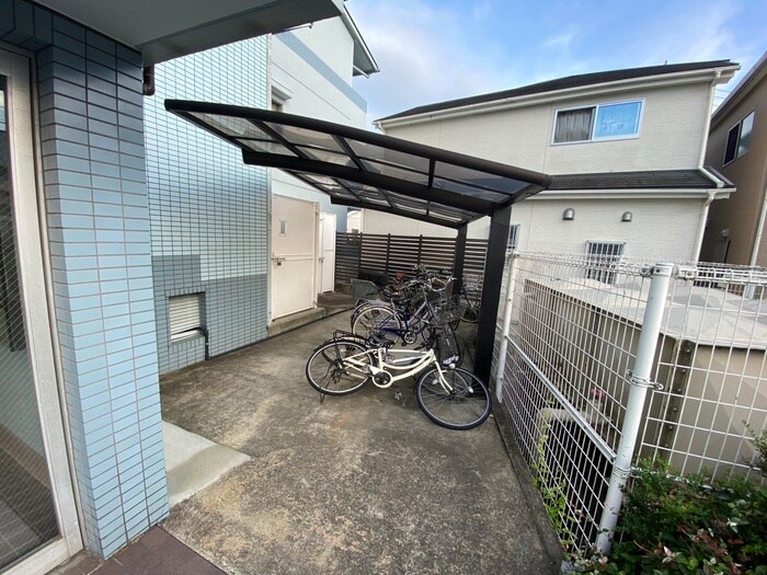 物件外観写真4　(駐輪場)