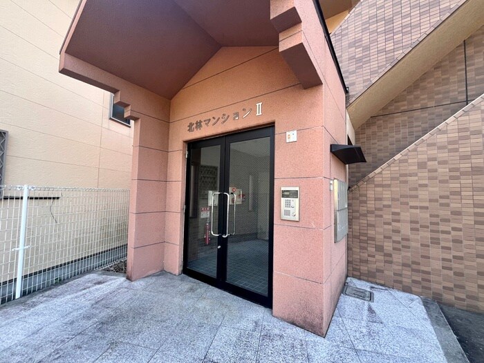 物件外観写真3　(エントランス部分)