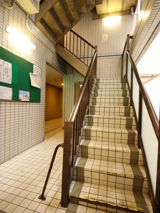 物件外観写真6　(エントランス部分)