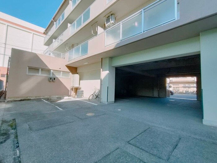 物件外観写真6　(駐車場)