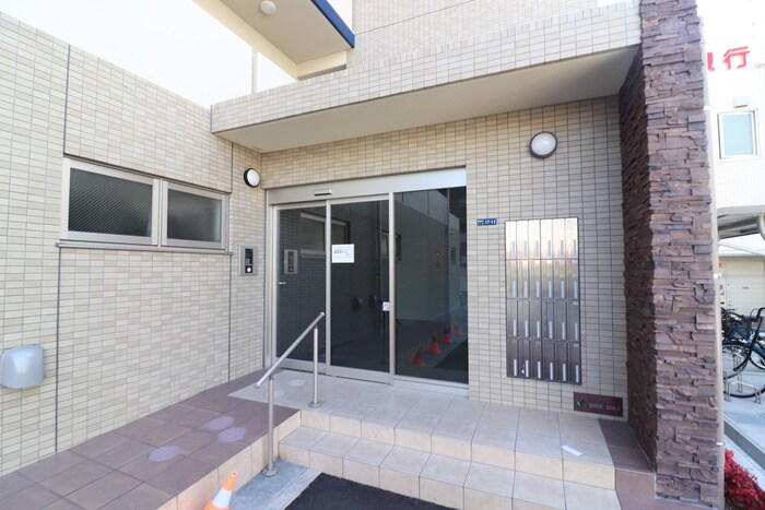 物件外観写真4　(エントランス部分)