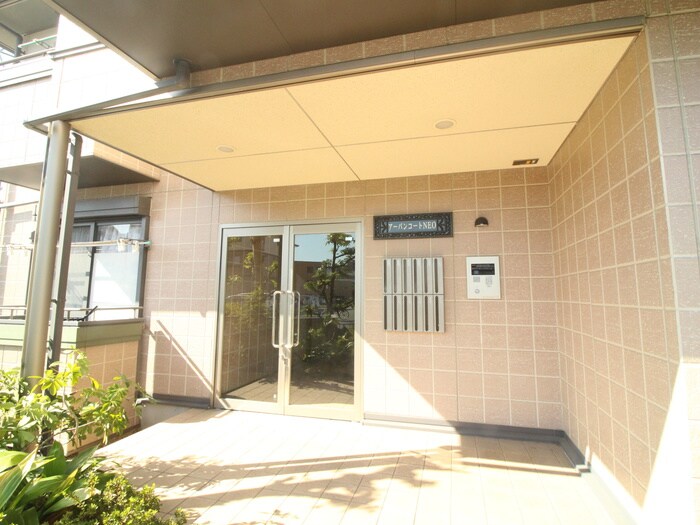 物件外観写真1　(エントランス部分)