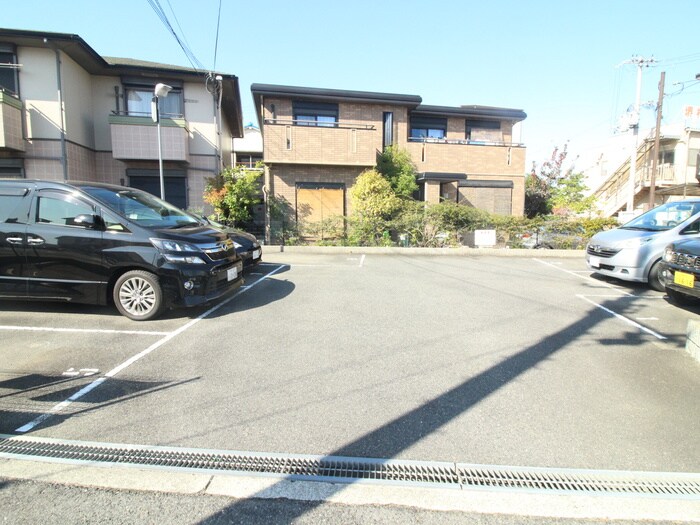 物件外観写真4　(駐車場)
