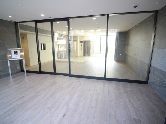 物件外観写真3　(エントランス部分)