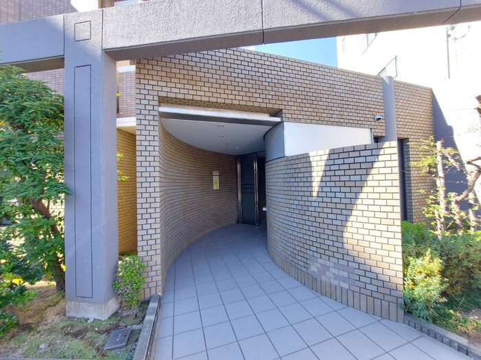 物件外観写真3　(エントランス部分)