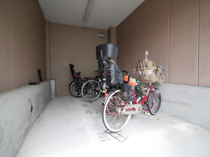 物件外観写真4　(駐輪場)