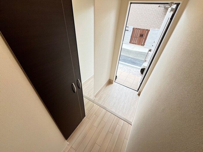 物件内観写真16　(玄関)