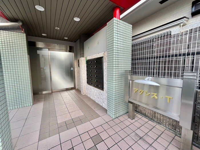 物件外観写真3　(エントランス部分)