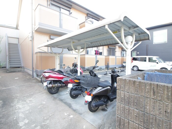 物件外観写真4　(駐輪場)