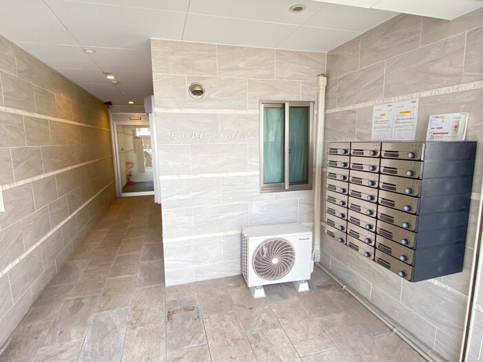 物件外観写真2　(エントランス部分)