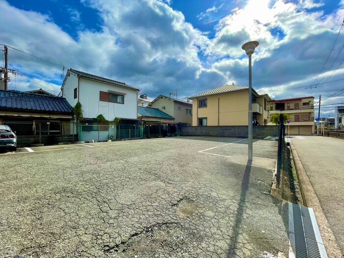 物件外観写真4　(駐車場)