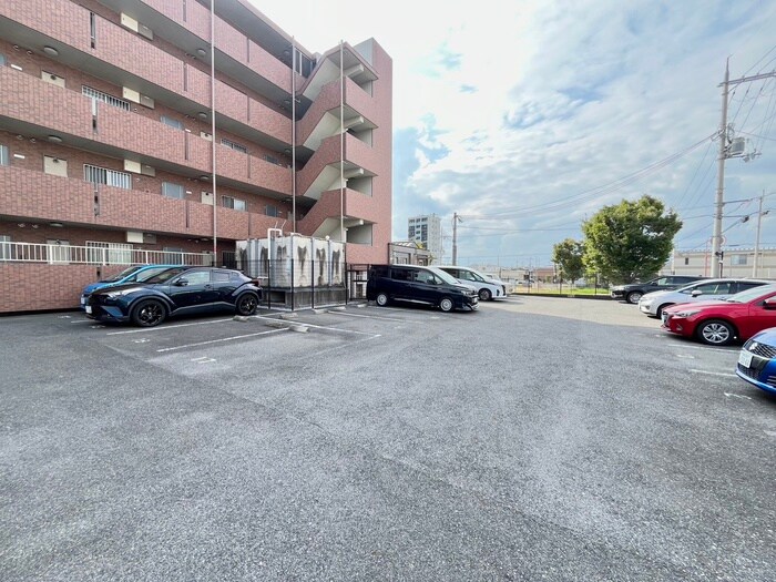 物件外観写真2　(駐車場)