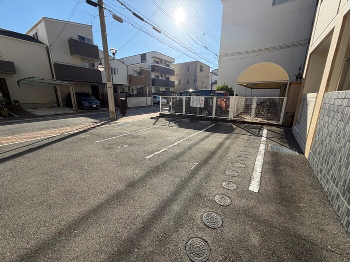 物件外観写真6　(駐車場)