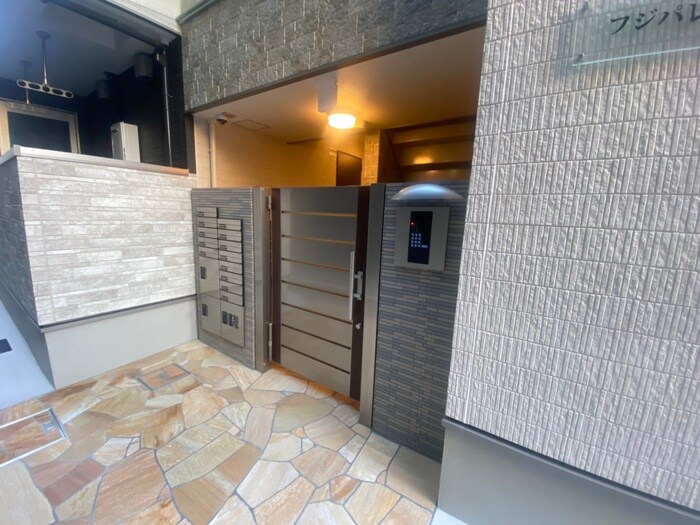 物件外観写真5　(エントランス部分)