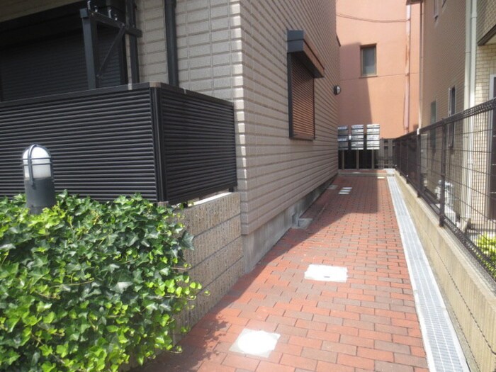 物件外観写真2　(エントランス部分)