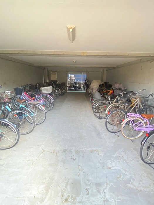 物件外観写真3　(駐輪場)