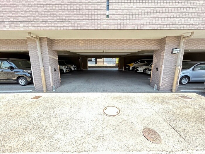 物件外観写真6　(駐車場)