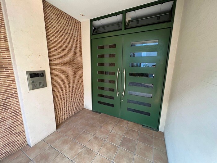 物件外観写真3　(エントランス部分)