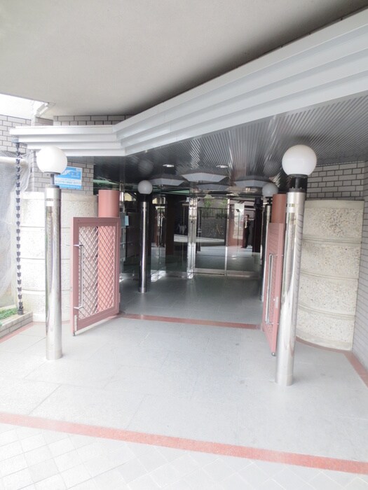 物件外観写真2　(エントランス部分)