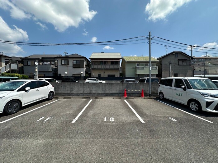 物件外観写真4　(駐車場)