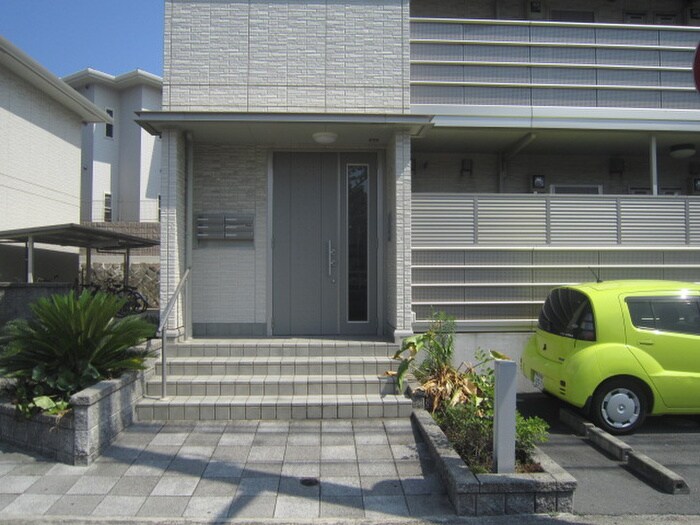 物件外観写真3　(エントランス部分)