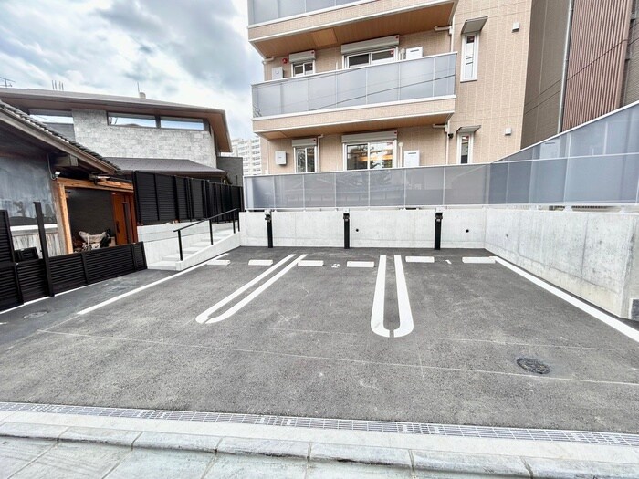 物件外観写真2　(駐車場)