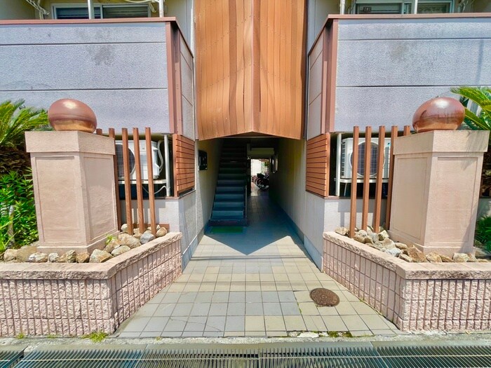物件外観写真3　(エントランス部分)