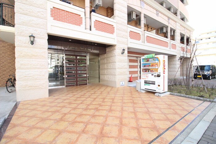 物件外観写真2　(エントランス部分)