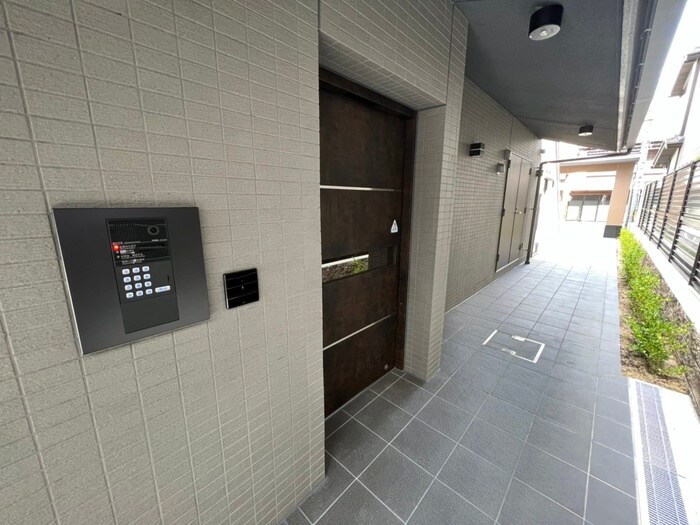 物件外観写真2　(エントランス部分)