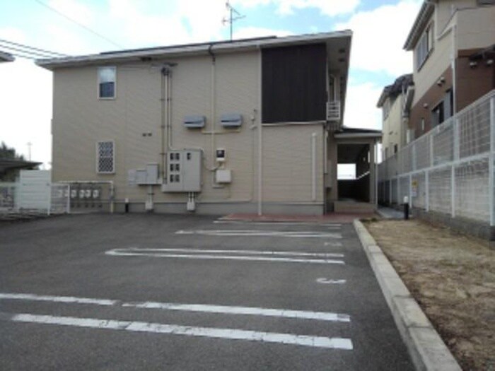 物件外観写真2　(駐車場)