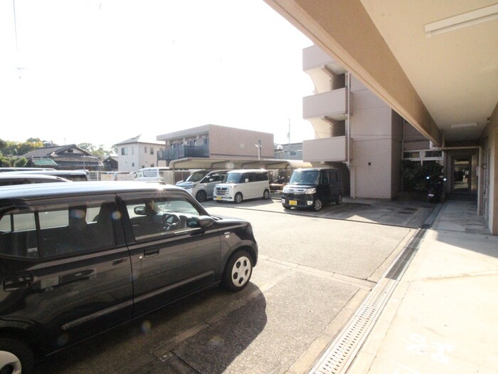 物件外観写真4　(駐車場)