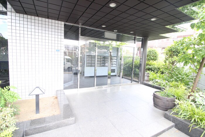 物件外観写真2　(エントランス部分)
