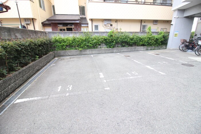 物件外観写真3　(駐車場)