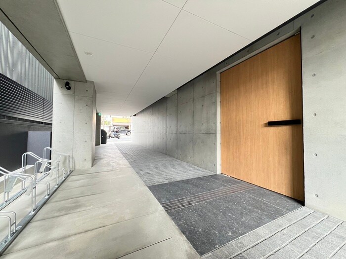 物件外観写真3　(エントランス部分)