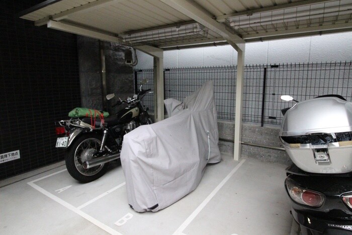 物件外観写真5　(バイク置き場)