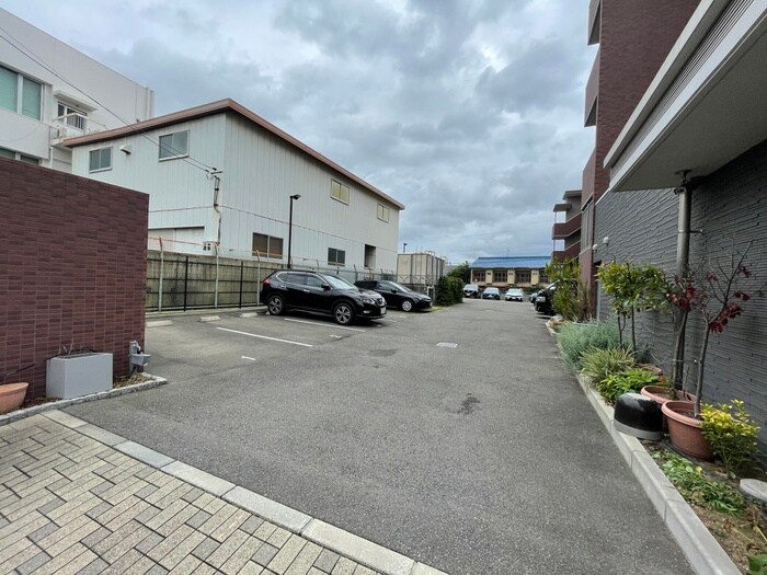 物件外観写真3　(駐車場)