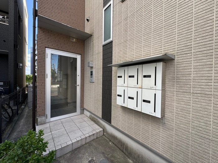 物件外観写真2　(エントランス部分)