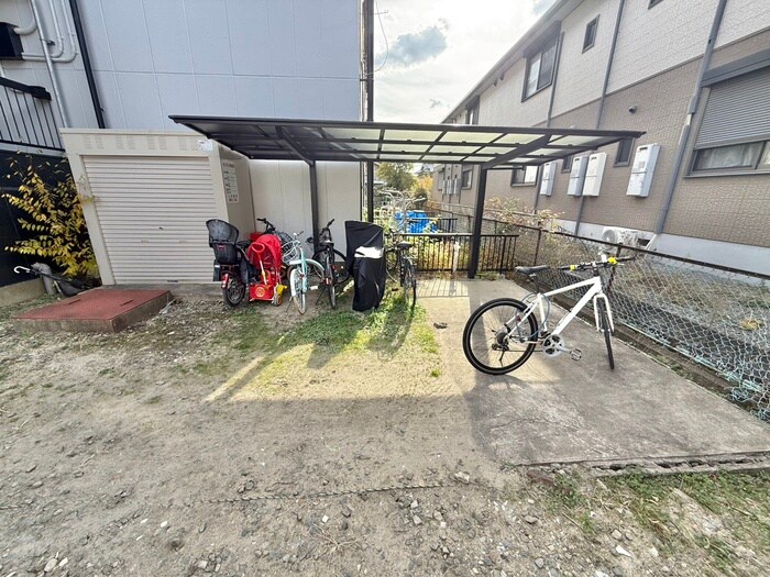 物件外観写真5　(駐輪場)