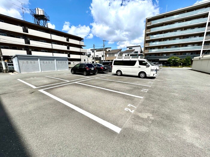 物件外観写真6　(駐車場)