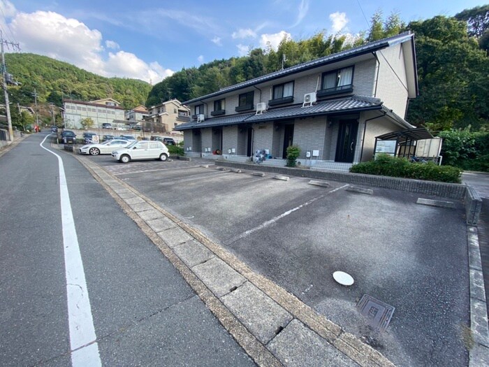 物件外観写真3　(駐車場)