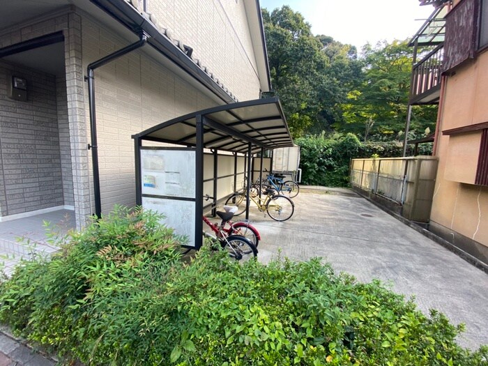 物件外観写真4　(駐輪場)