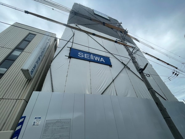 建築中