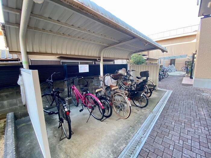 物件外観写真4　(駐輪場)