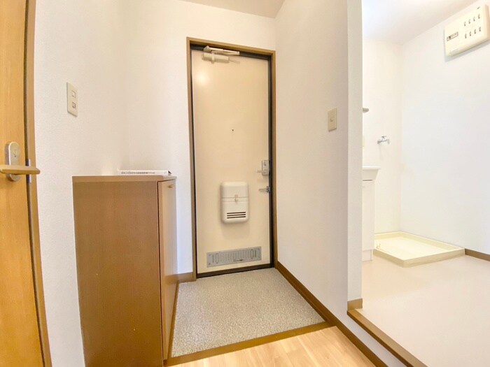 物件内観写真16　(玄関)