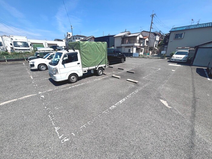 物件外観写真5　(駐車場)