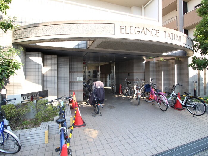 物件外観写真2　(エントランス部分)