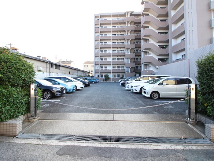 エレガンス巽の駐車場