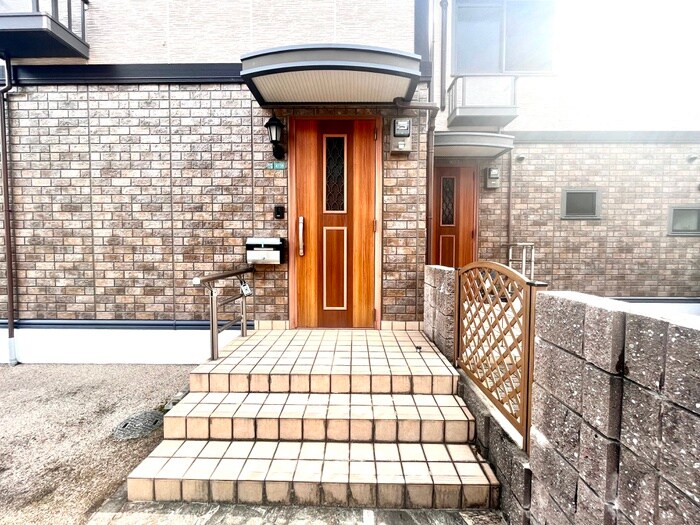 物件外観写真3　(エントランス部分)