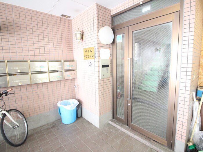 物件外観写真3　(エントランス部分)